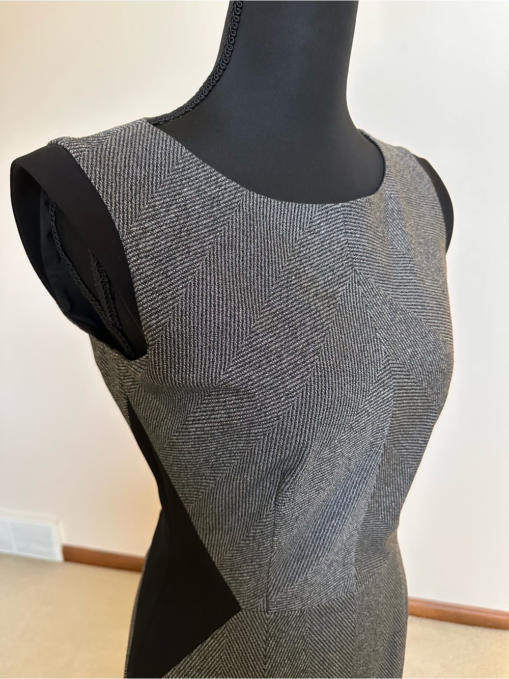 ANTONIO MELANI Gray and Black Sleeveless Sheath Dress